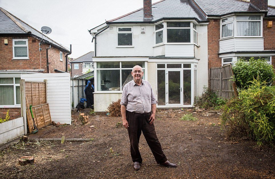 Британский пенсионер завалил дом барахлом и не может туда зайти