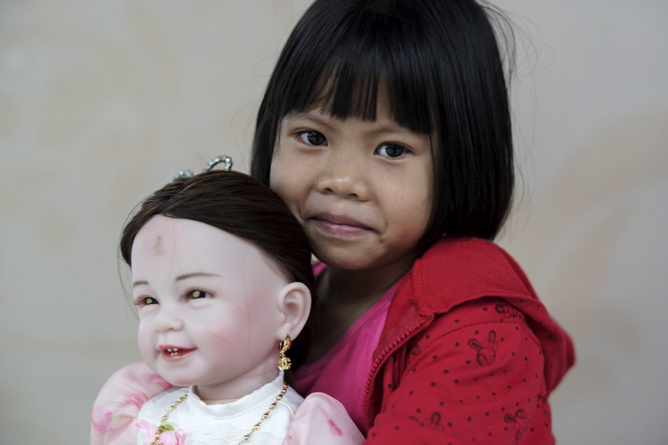 В Таиланде повально покупают кукол-талисманов
