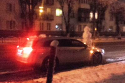 Украинцев рассмешил снеговик, прокатившийся на капоте авто	