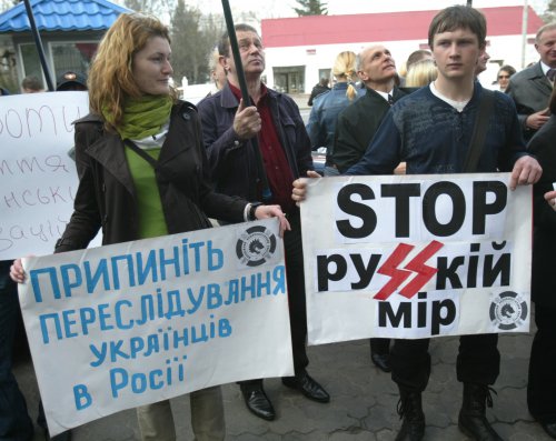 Националисты пришли к посольству РФ требовать от Москвы покаяния