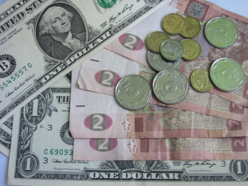 Межбанковский доллар вернул гривне четыре тысячных