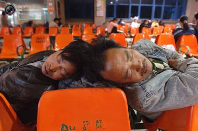 Забавные доказательства того, что китайцы могут спать где угодно. Фото