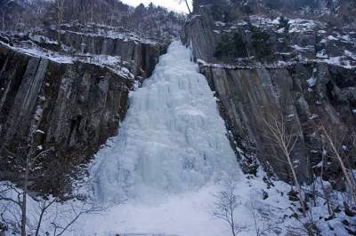 Глаз не оторвать: замерзшие водопады мира. Фото