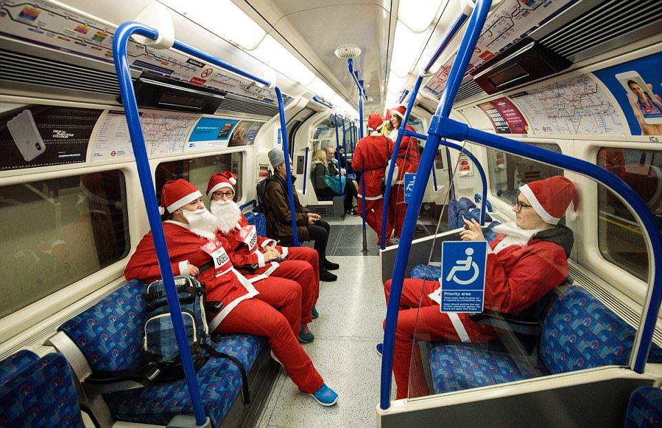 Благотворительный забег Санта-Клаусов в Лондоне