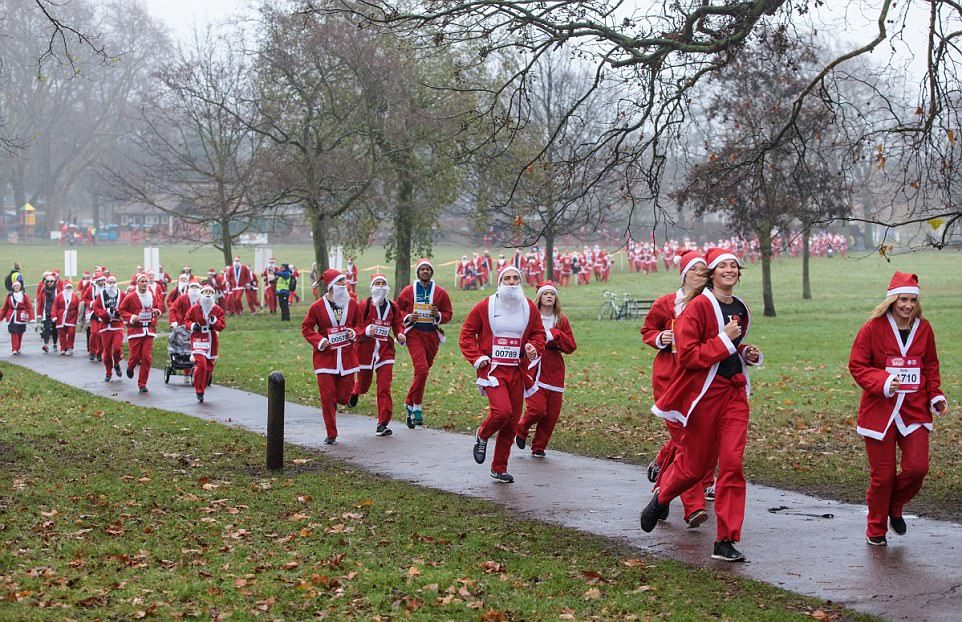 Благотворительный забег Санта-Клаусов в Лондоне