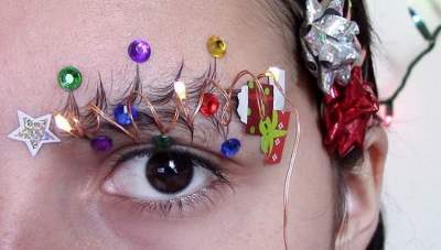 На любителя: странный тренд в соцсети - модницы украшают брови, как новогодние елки. Фото