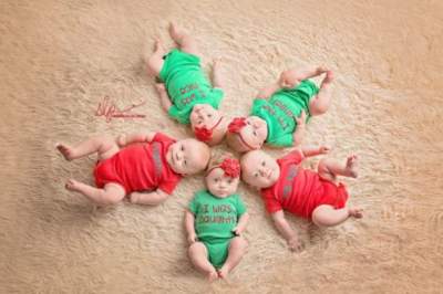 Первое рождество: фото сразу пяти малышей растрогало Сеть. Фото
