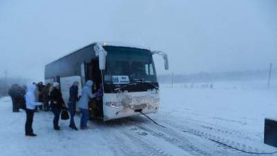 28 женщин 10 часов толкали заглохший автобус. Никто не остановился!