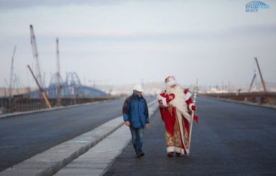 Дед Мороз спешит на помощь: на Керченский мост притащили сказочного персонажа