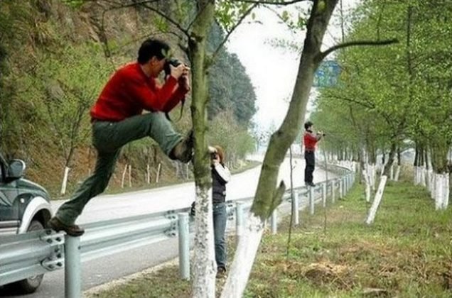 Фотографы в смешных позах за работой