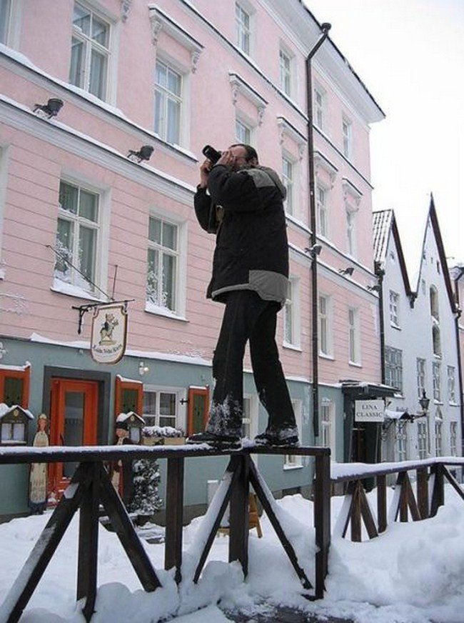 Фотографы в смешных позах за работой