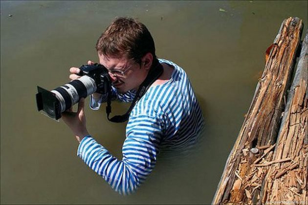 Фотографы в смешных позах за работой