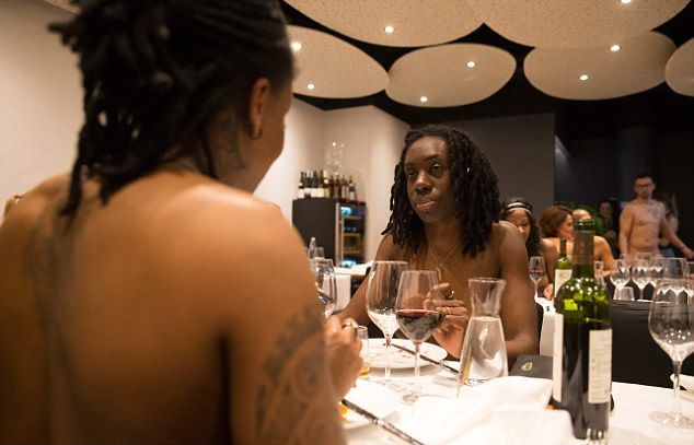 В Париже открылся первый ресторан для нудистов