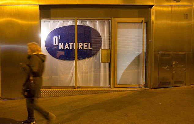 В Париже открылся первый ресторан для нудистов