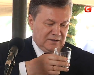 Янукович показал, как надо пить водку