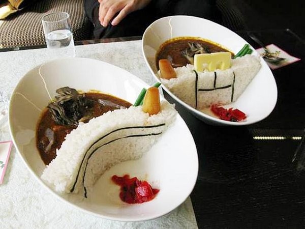 Плотина из риса в тарелке
