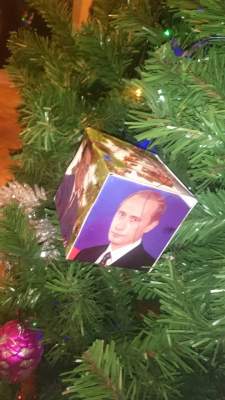 Вместо Снегурочки: в России елку украсили портретом Путина