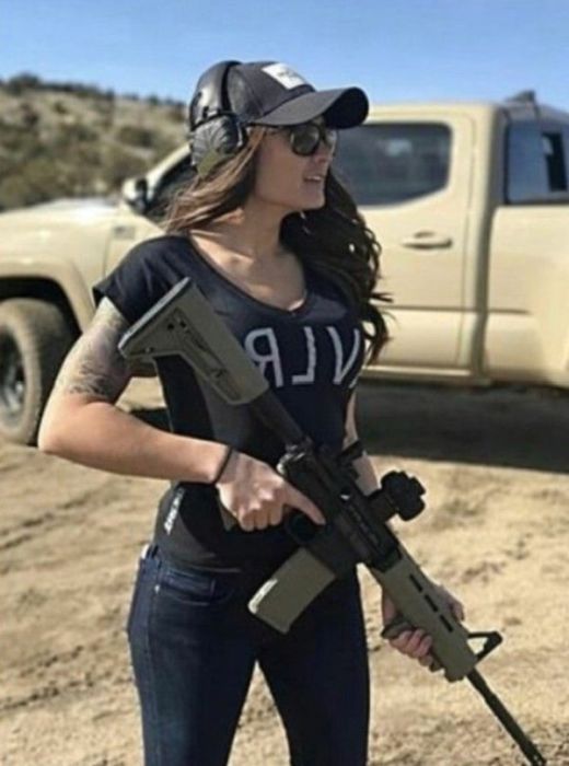 Красивые девушки с оружием и военнослужащие