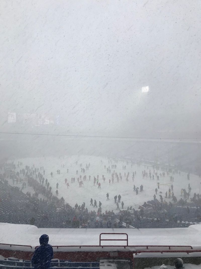 Футбольный матч в разгар снежной метели