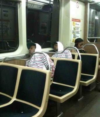 Прикольные фотки людей, спящих «на ходу»