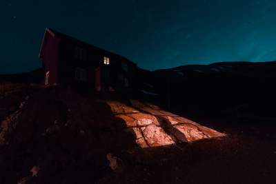 Норвежский фотограф показал очарование ночной зимы. Фото