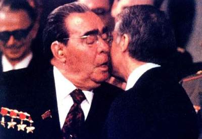 Самые известные поцелуи Брежнева. Фото	