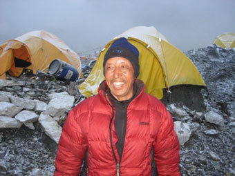 Непальский шерпа-рекордсмен в 21-й раз покорил Эверест