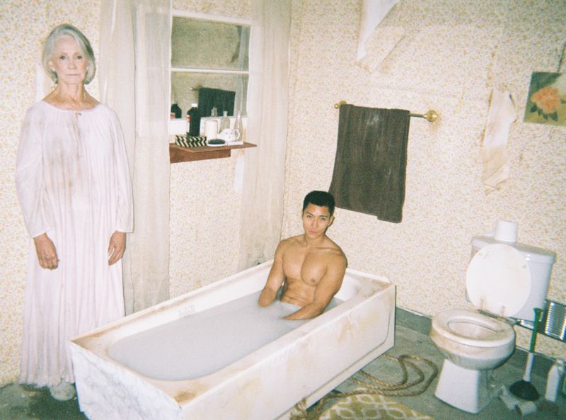 Бабуля предлагает мужикам молочные ванны под ее надзором