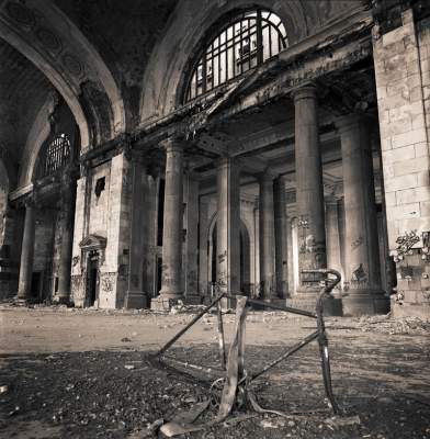 Внутри самого большого в мире заброшенного вокзала. Фото
