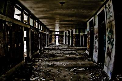 Внутри самого большого в мире заброшенного вокзала. Фото