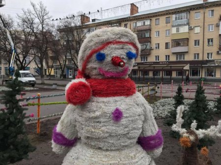  В Полтаве коммунальщики потрясли горожан страшненьким новогодним \"хендмейдом\"