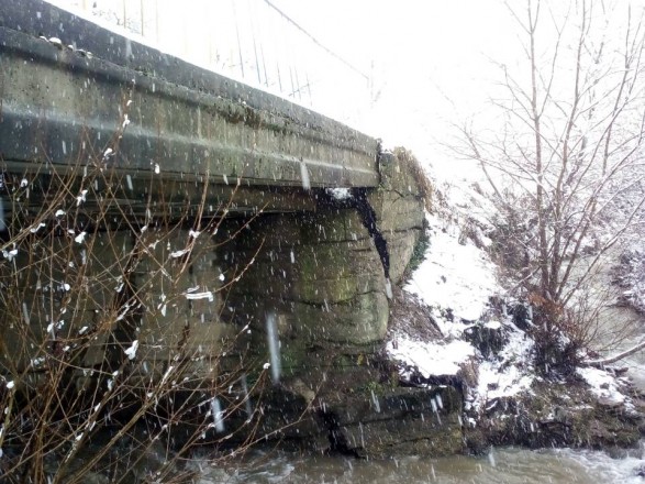 Мощный паводок на Закарпатье: поврежден мост
