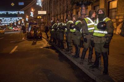 Ночью на Майдане активисты пытались установить сцену, но полицейские не дали. Видео