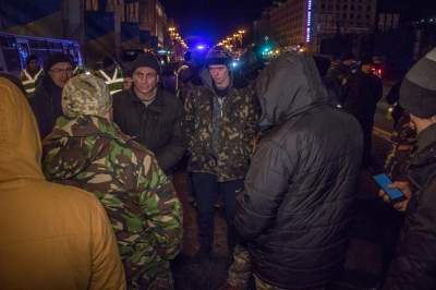 Ночью на Майдане активисты пытались установить сцену, но полицейские не дали. Видео