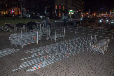 Ночью на Майдане активисты пытались установить сцену, но полицейские не дали. Видео