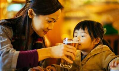 Родители напрасно позволяют детям пробовать алкоголь