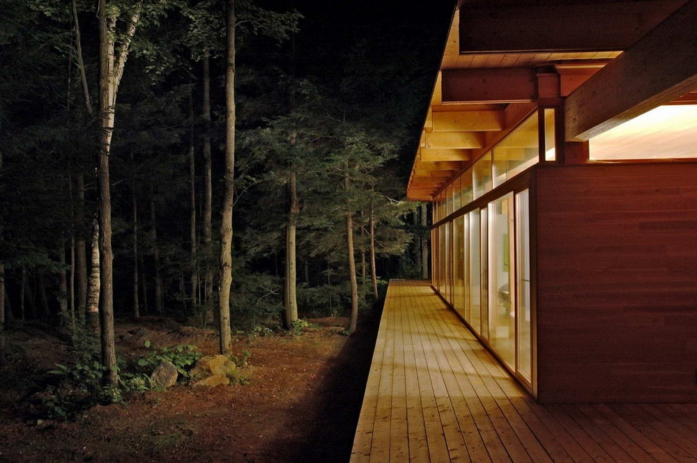 Современный деревянный дом в канадском лесу