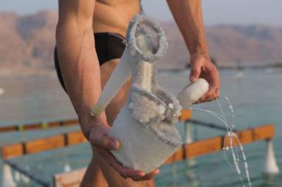 Художница необычно показала впечатляющее могущество Мертвого моря. Фото