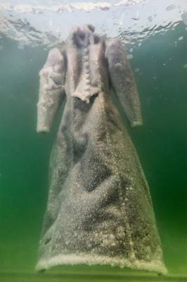 Художница необычно показала впечатляющее могущество Мертвого моря. Фото