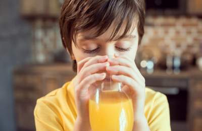 Ученые рассказали чем фруктовый сок опасен для детей