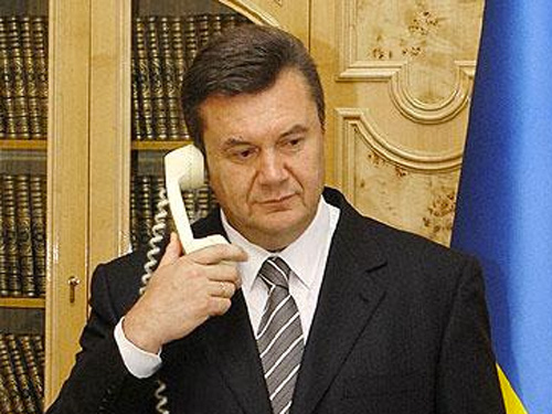 Янукович призвал украинцев сообщать ему о коррупции по телефону 