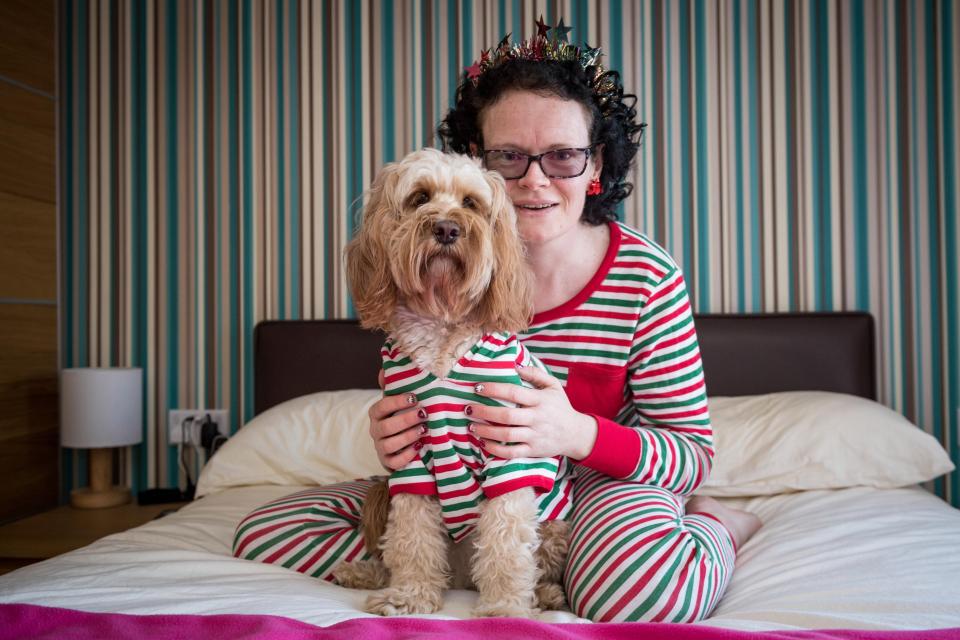 Британка купила 68 рождественских подарков для своей собаки