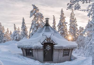 Стеклянная хижина посреди Лапландии. Фото