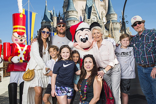 Мэттью МакКонахи с семьей в парке развлечений Disney World