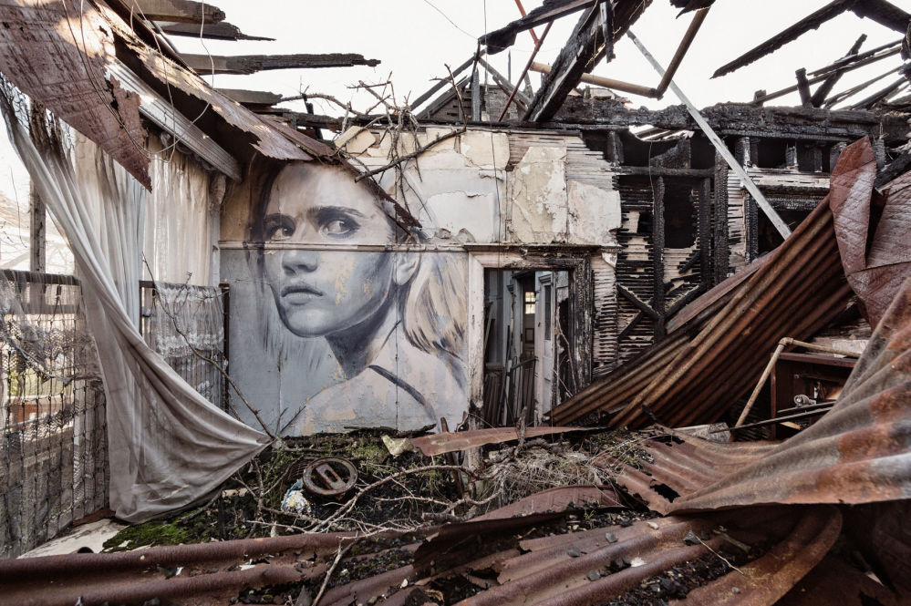 Фото: Удивительные женские портреты, оставленные в заброшенных домах (Фото)