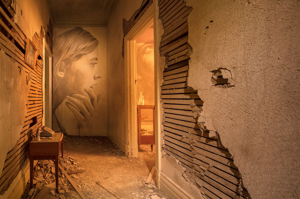 Фото: Удивительные женские портреты, оставленные в заброшенных домах (Фото)