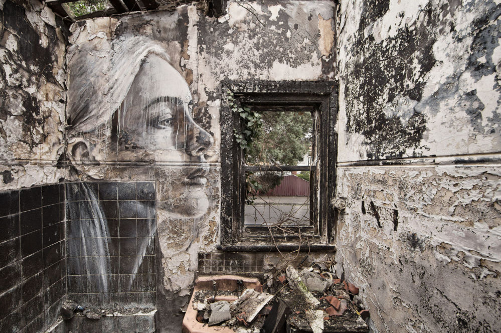 Фото: Удивительные женские портреты, оставленные в заброшенных домах (Фото)
