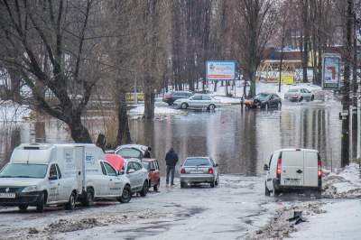 После дождя: в Киеве автомобили плавают в лужах. Видео