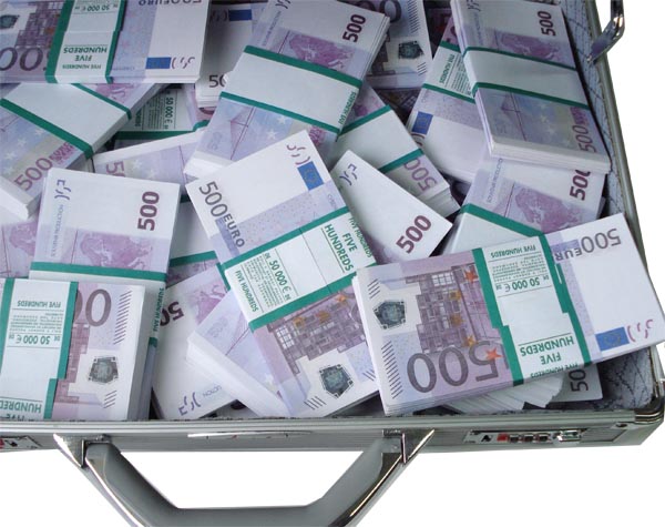 Туристка нашла на улице в Греции кейс с 30 000 евро