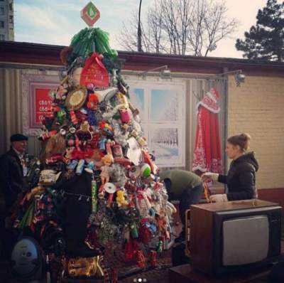 Смех до слез: в России собрали оригинальную елку